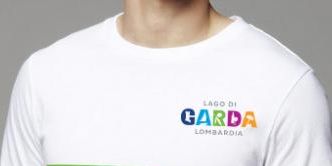 A Garda-tó egyik arculati betűje pólón is jól mutat, forrás: Tattersfield
